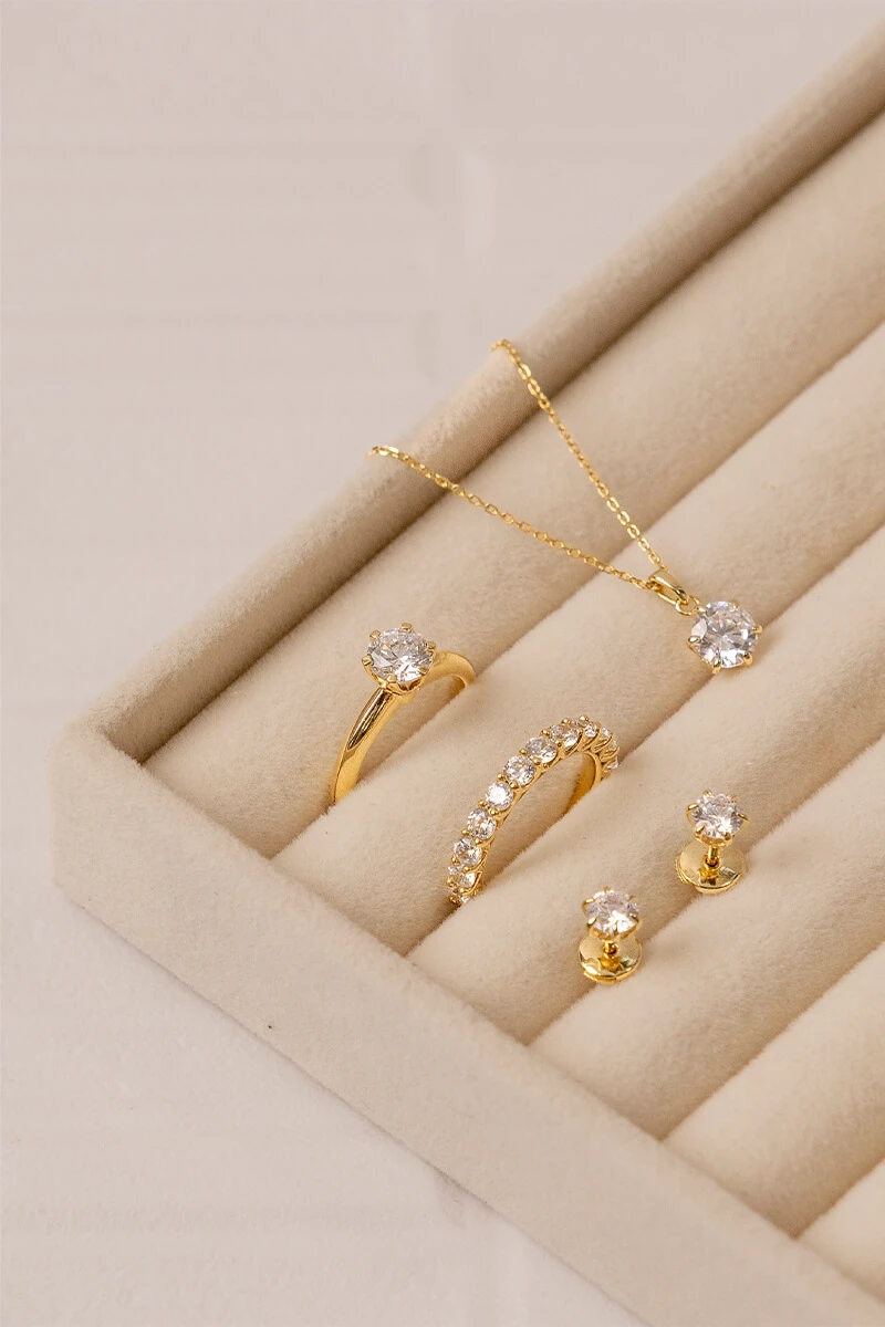 Wedding day jewelry to match — earrings, pendant and bridal accessories from RAUSCHMAYER